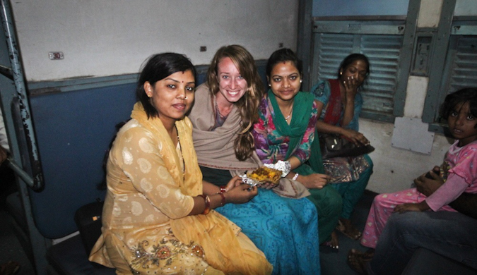 一位独自一人在印度火车旅行的女性旅行者